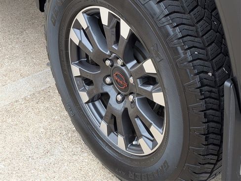 Used 2024 Nissan Titan PRO-4X w/ Pro-4x Convenience Package image 9