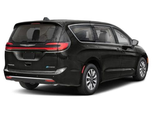 Used 2024 Chrysler Pacifica Select image 3