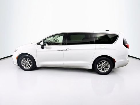Used 2023 Chrysler Pacifica Touring-L FWD image 5
