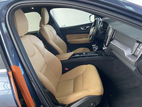 Used 2020 Volvo XC60 T5 Momentum AWD/4WD image 9