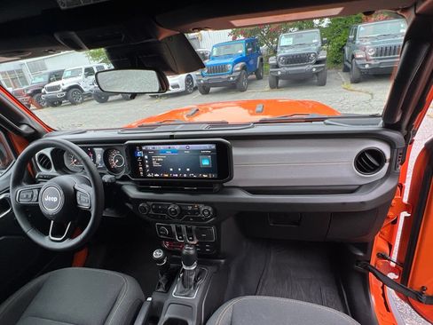 Used 2025 Jeep Wrangler Sport AWD/4WD image 17