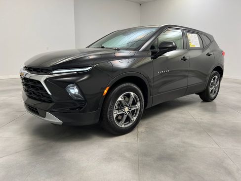 Used 2025 Chevrolet Blazer LT FWD image 3