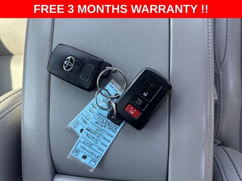 Used 2017 Toyota Highlander Limited w/ Carpet Mat Package AWD/4WD image 37