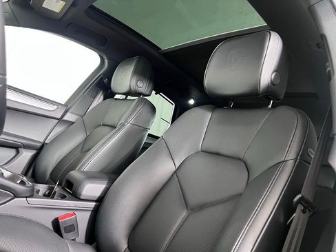 Certified 2026 Porsche Macan AWD/4WD image 5