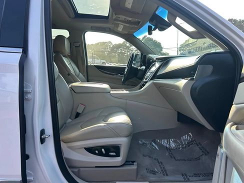 Used 2018 Cadillac Escalade Luxury RWD image 9