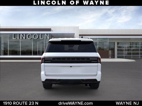 New 2025 Lincoln Navigator Reserve w/ Jet Appearance Package AWD/4WD image 6