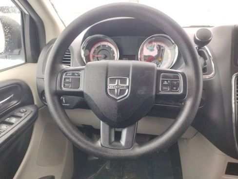 Used 2019 Dodge Grand Caravan SE w/ UConnect Hands-Free Group image 16