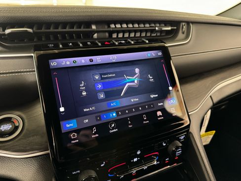 Used 2024 Jeep Grand Cherokee Limited image 24