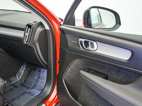 Certified 2025 Volvo XC40 B5 Ultra w/ Climate Package image 17