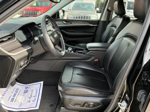 Used 2023 Jeep Grand Cherokee Limited w/ Black Appearance Package AWD/4WD image 11