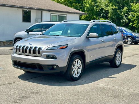 Used 2018 Jeep Cherokee Latitude w/ Mobile Office Group AWD/4WD image 7