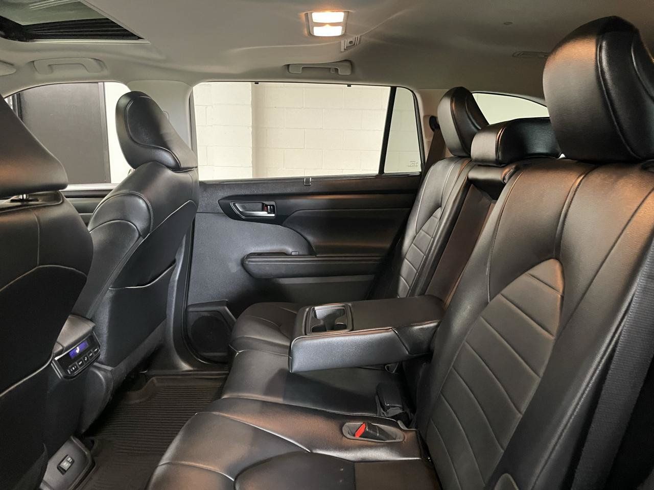 Used 2021 Toyota Highlander XLE AWD/4WD image 14