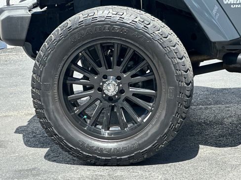 Used 2017 Jeep Wrangler Unlimited Rubicon w/ Connectivity Group AWD/4WD image 33