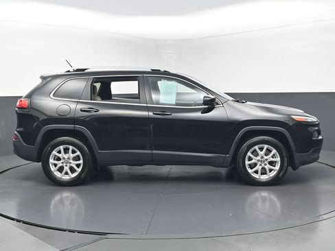 Used 2018 Jeep Cherokee Latitude w/ Safety Group AWD/4WD image 6