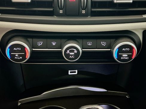 Used 2018 Alfa Romeo Giulia RWD image 12