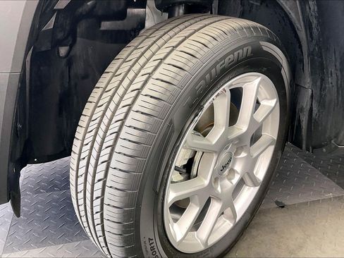 Used 2022 Jeep Renegade Latitude AWD/4WD image 32