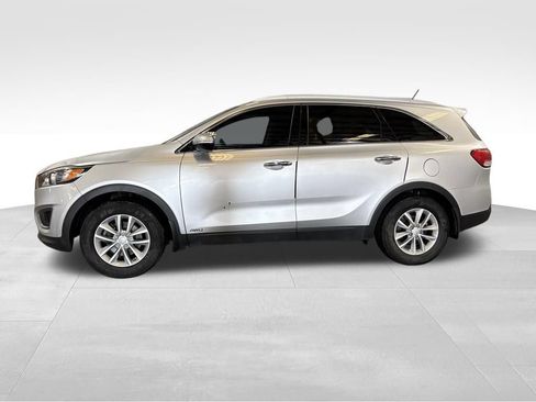 Used 2017 Kia Sorento AWD image 2