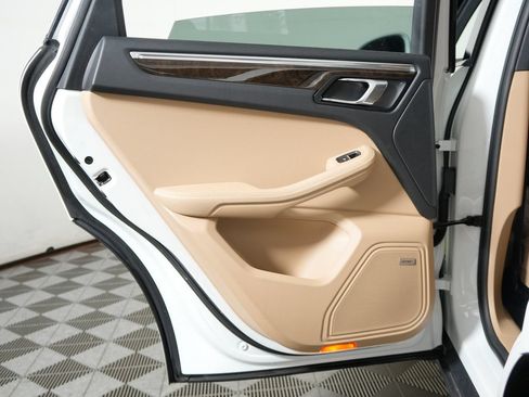 Certified 2025 Porsche Macan w/ Premium Package Plus AWD/4WD image 35