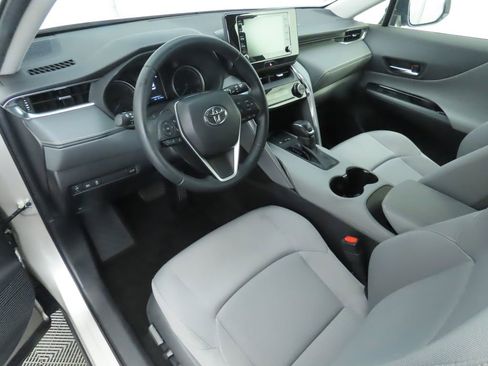 Used 2021 Toyota Venza LE image 9
