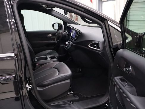 Used 2025 Chrysler Pacifica Select FWD image 30