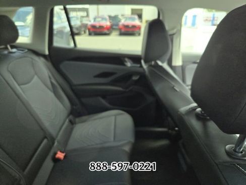 Used 2025 Volkswagen Tiguan SE FWD image 9