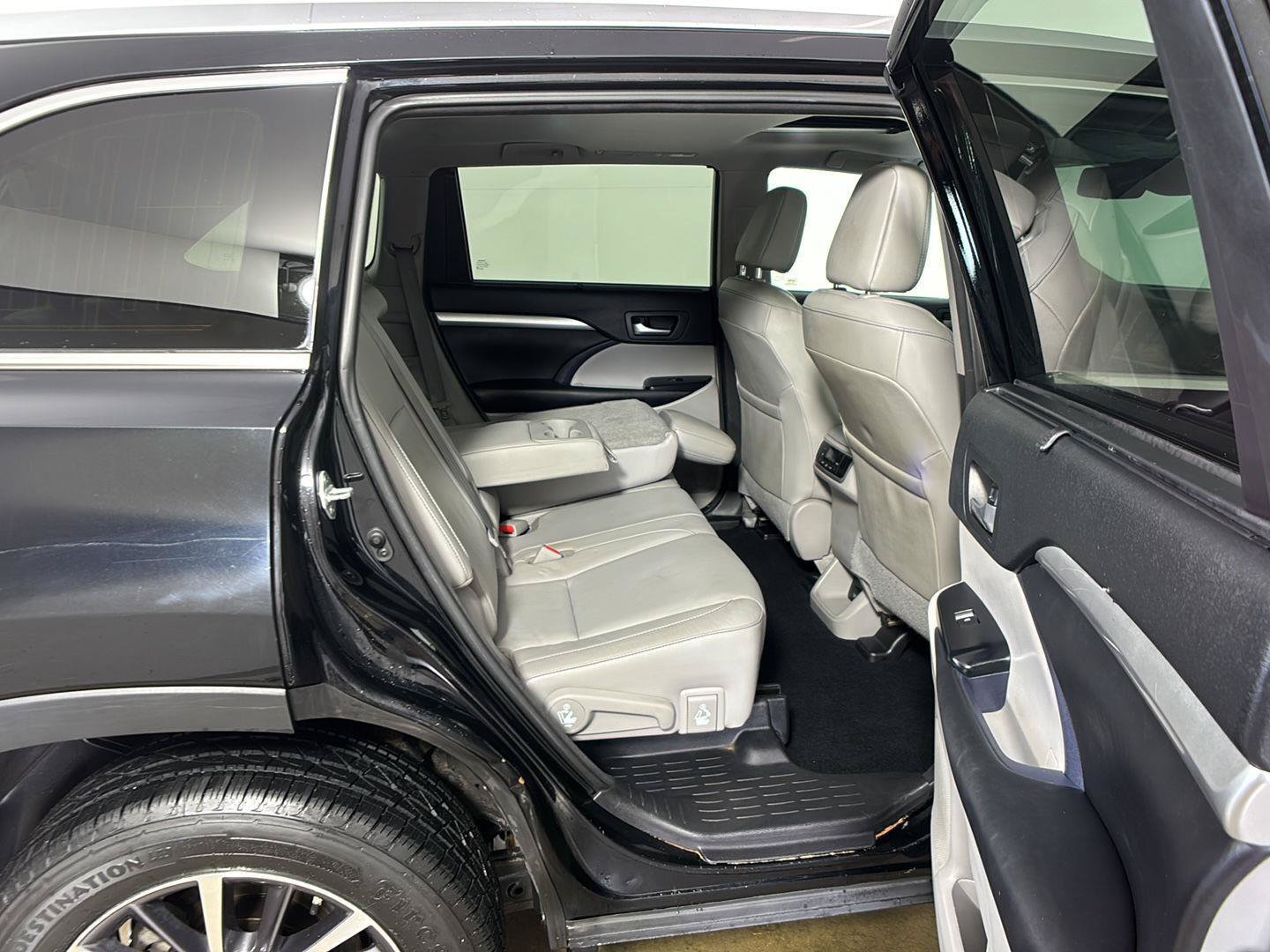 Used 2018 Toyota Highlander XLE AWD/4WD image 16