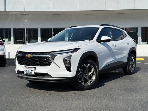 Used 2026 Chevrolet Trax LT w/ Driver Confidence Package FWD image 2