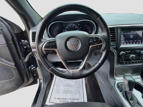 Used 2018 Jeep Grand Cherokee Laredo w/ All-Weather Capability Group AWD/4WD image 11