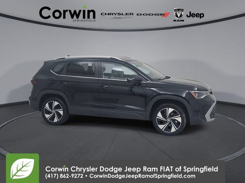 Used 2025 Volkswagen Taos SE AWD/4WD image 1