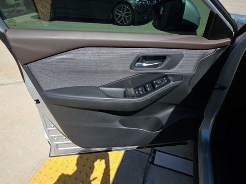Used 2023 Nissan Rogue SV FWD image 11