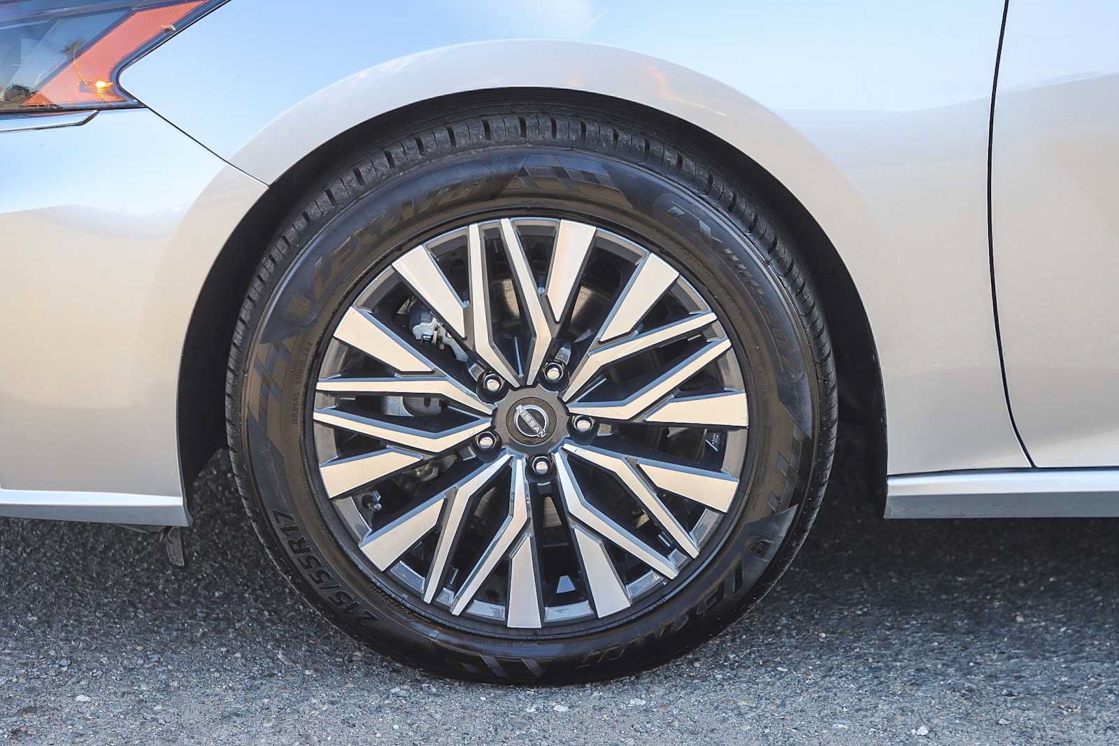 Used 2024 Nissan Altima 2.5 SV FWD image 12