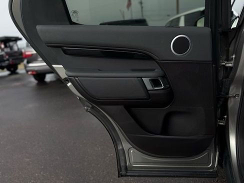 Used 2018 Land Rover Discovery SE image 17