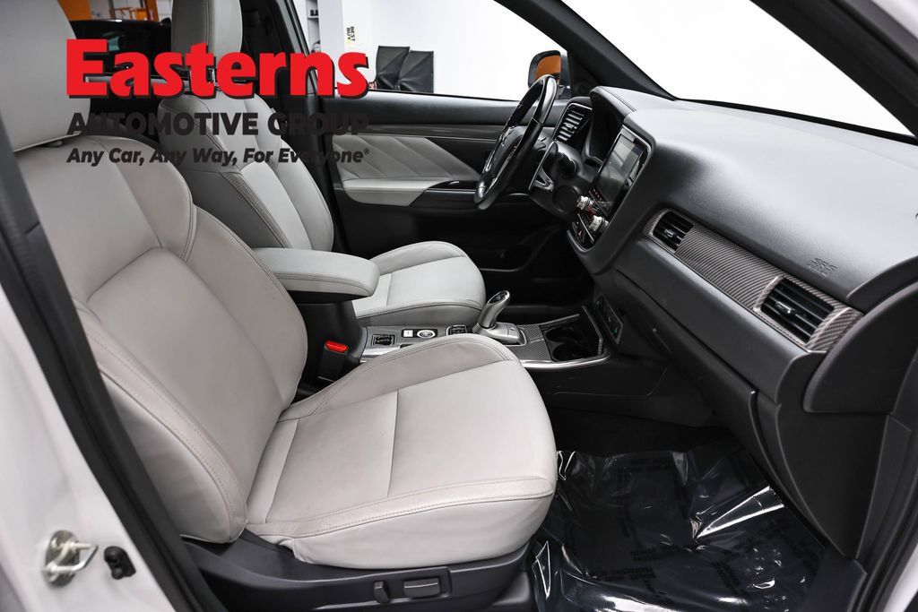 Used 2020 Mitsubishi Outlander SEL AWD/4WD image 25