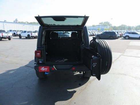 Used 2023 Jeep Wrangler Unlimited Sahara AWD/4WD image 8