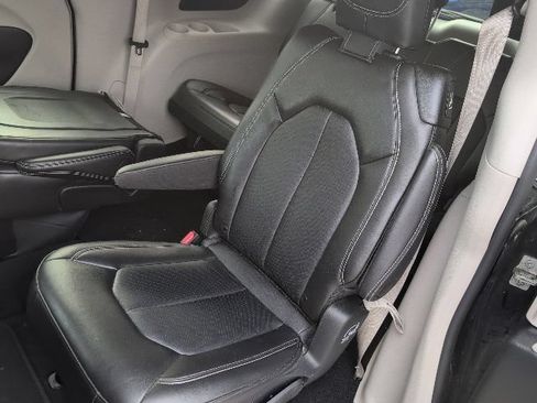 Used 2024 Chrysler Pacifica Touring-L FWD image 17