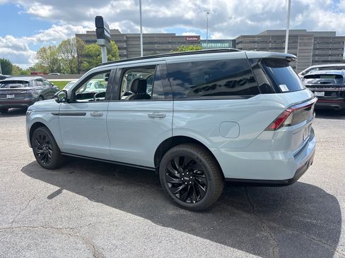 New 2026 Lincoln Navigator Reserve w/ Jet Appearance Package AWD/4WD image 5