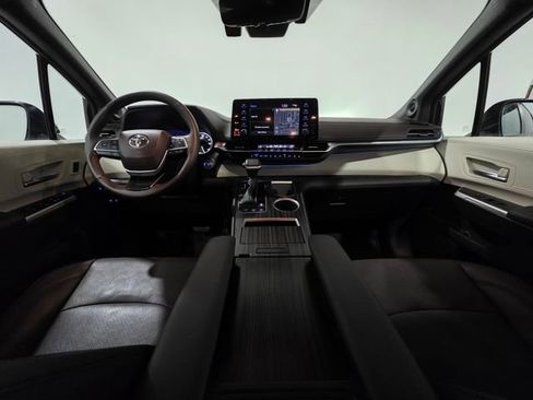 Used 2024 Toyota Sienna Platinum image 14