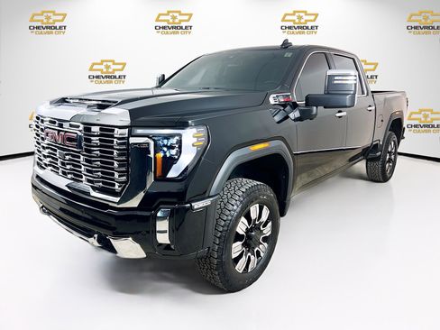 Used 2025 GMC Sierra 3500 Denali image 3