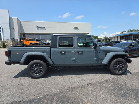 New 2026 Jeep Gladiator Sport AWD/4WD image 2