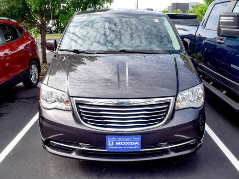 Used 2016 Chrysler Town & Country Touring w/ Driver Convenience Group FWD image 2
