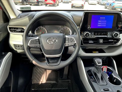 Used 2023 Toyota Highlander XLE image 18