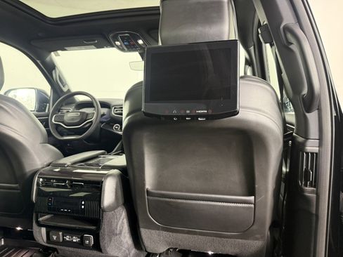 Used 2023 Jeep Wagoneer 4WD w/ Premium Group I image 15