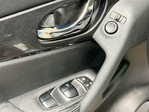 Used 2017 Nissan Rogue SV image 17