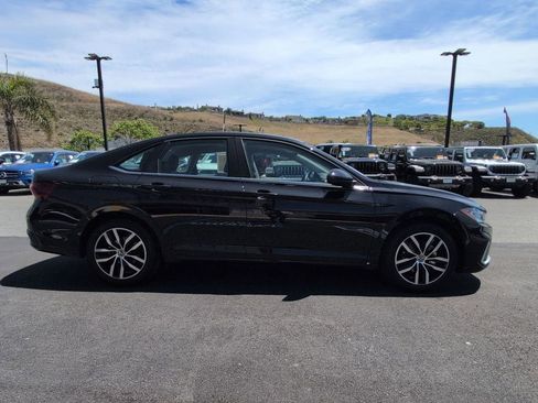 Used 2025 Volkswagen Jetta SE FWD image 4