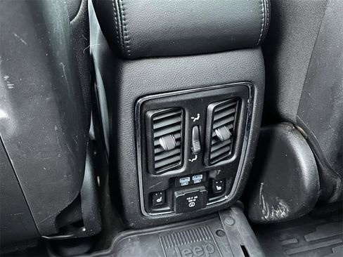 Used 2018 Jeep Grand Cherokee Overland image 13