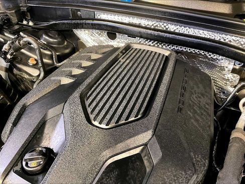 Certified 2024 Porsche Macan AWD/4WD image 33