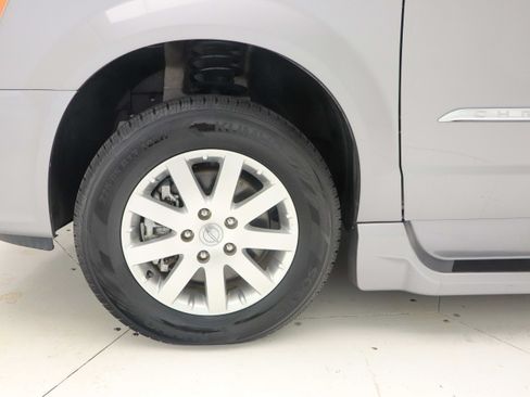 Used 2015 Chrysler Town & Country Touring FWD image 32