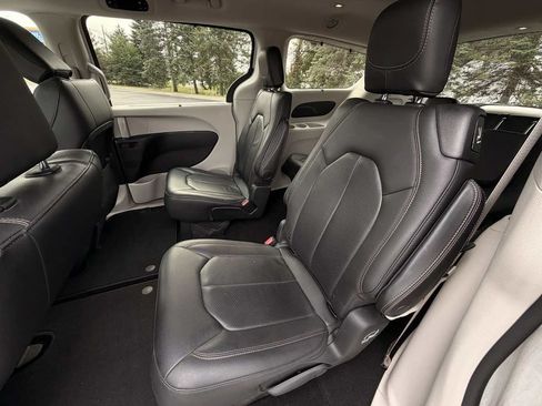 Used 2019 Chrysler Pacifica Touring-L FWD image 13