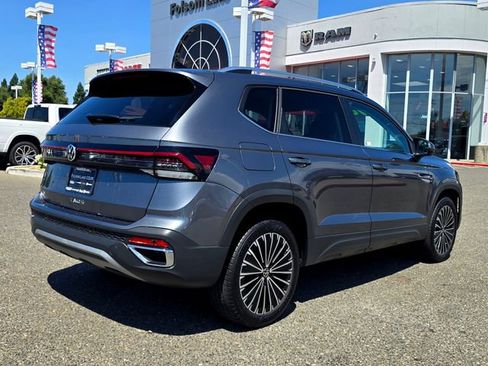 Used 2025 Volkswagen Taos SE FWD image 4