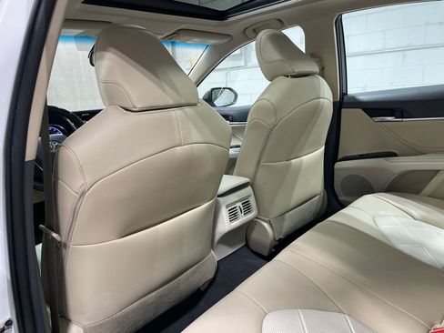 Used 2018 Toyota Camry XLE FWD image 16